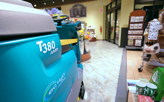 对杂货店进行清洁的 t380 机器人洗地机 对杂货店进行清洁的 t380 机器人洗地机