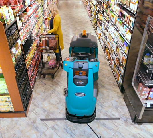 在杂货店中进行清洁的 T380AMR 在杂货店中进行清洁的 T380AMR