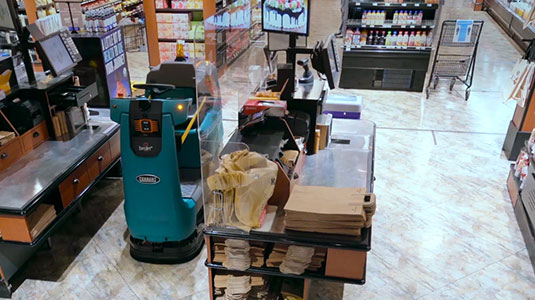正在对杂货店进行清洁的坦能自动机器人洗地机 正在对杂货店进行清洁的坦能自动机器人洗地机